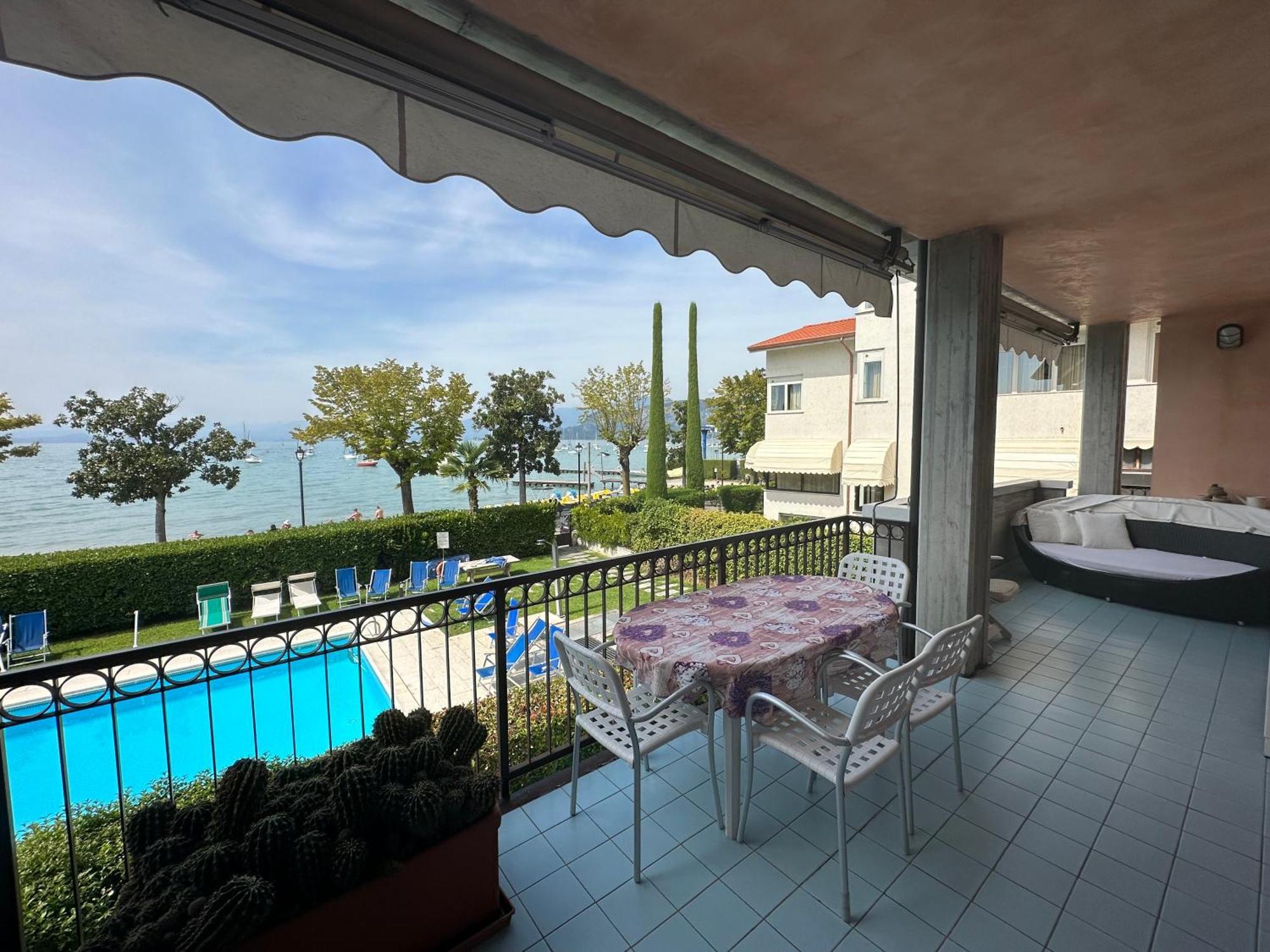 Apartments Rainer - Front Lake バルドリーノ エクステリア 写真